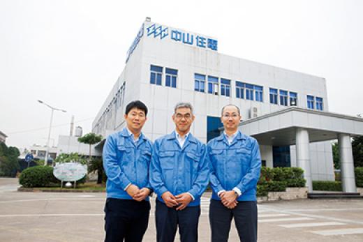 总经理Yoshitaka Ikeda(中心),Shinsuke Kawabe,制造业Div。(右)和吴克群Ihara,制造业Div。(左)中山Sumiden混合制品有限公司有限公司